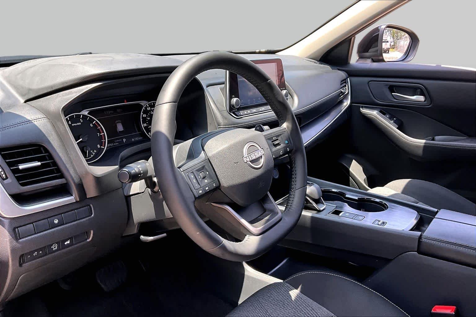 Used 2025 Super Black Nissan SV image 16