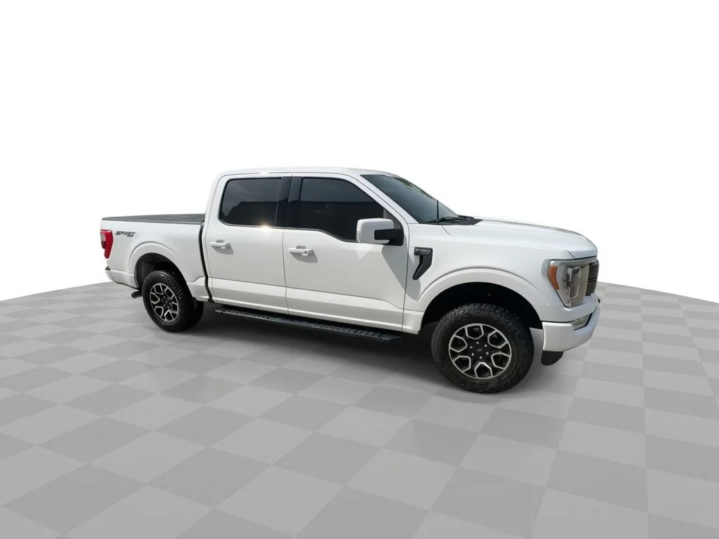 Used 2021  Ford Lariat image 2