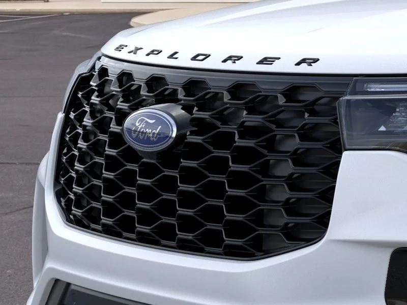 New 2026 Star White Metallic Tri-Coat Ford ST-Line image 40