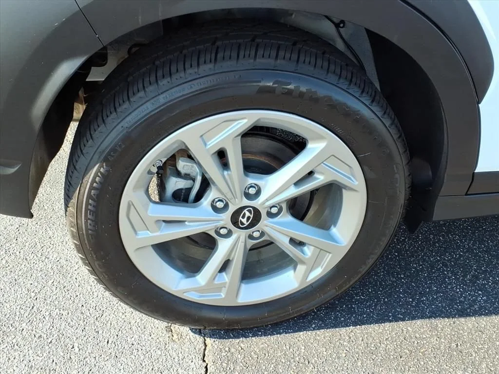 Used 2023 White Hyundai SEL image 21