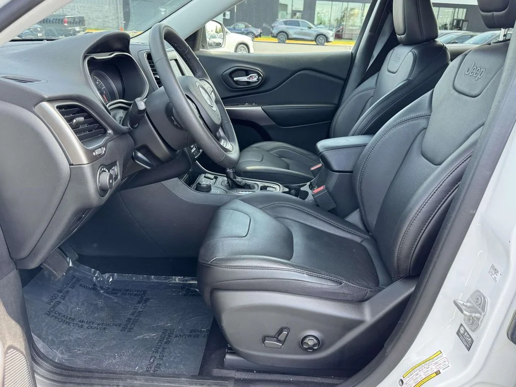 Used 2021 Bright White Clearcoat Jeep Latitude Lux image 14