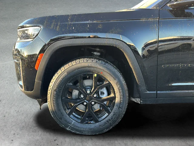 New 2026 Diamond Black Crystal Pearlcoat Jeep Altitude image 23