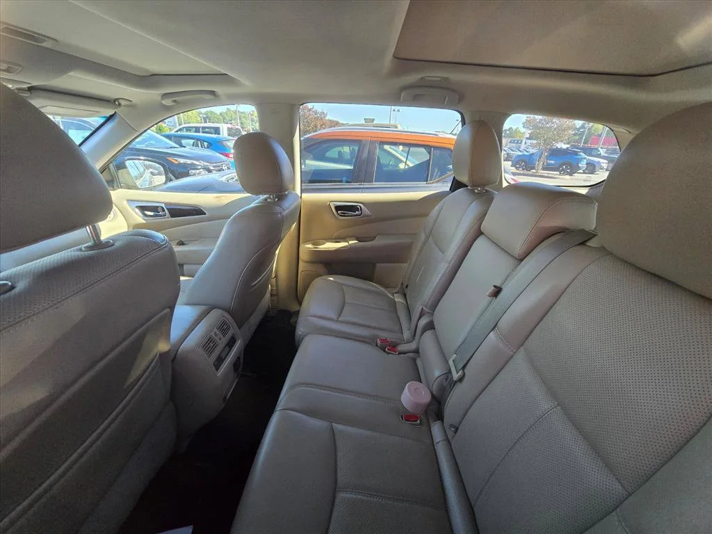 Used 2016 Black Nissan Platinum image 5