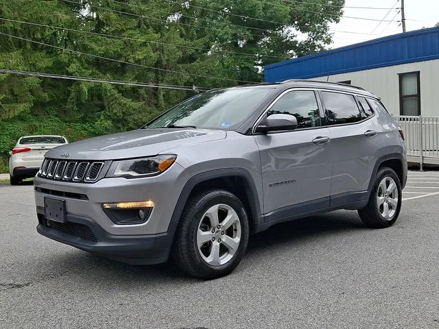 Used 2018 Silver Jeep Latitude image 4