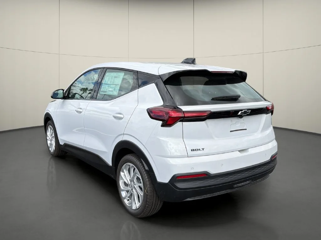 New 2027 Summit White Chevrolet LT image 5