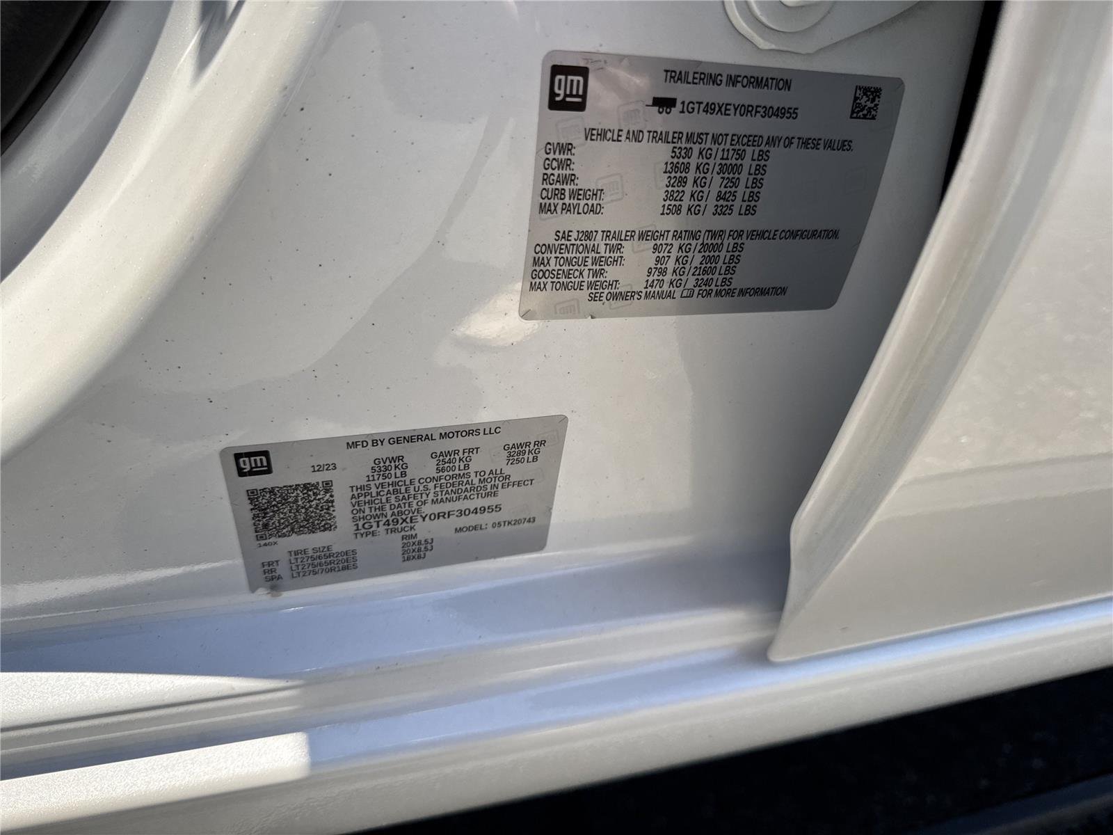 Used 2024 White Frost Tricoat GMC Denali Ultimate image 40