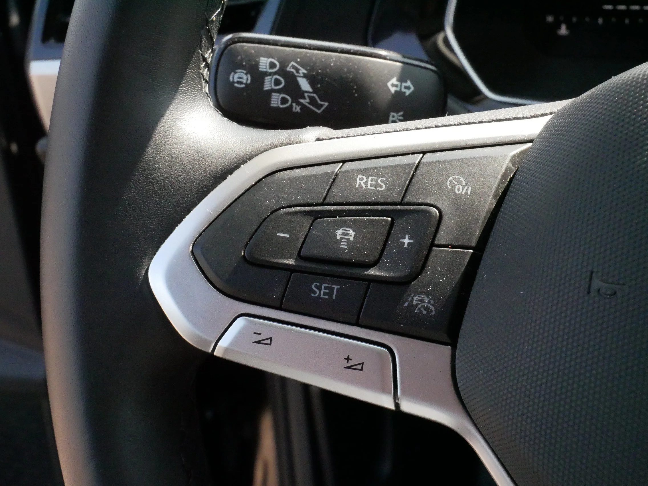 Certified Used 2023 DEEP BLACK PEARL EFFECT Volkswagen SE image 25