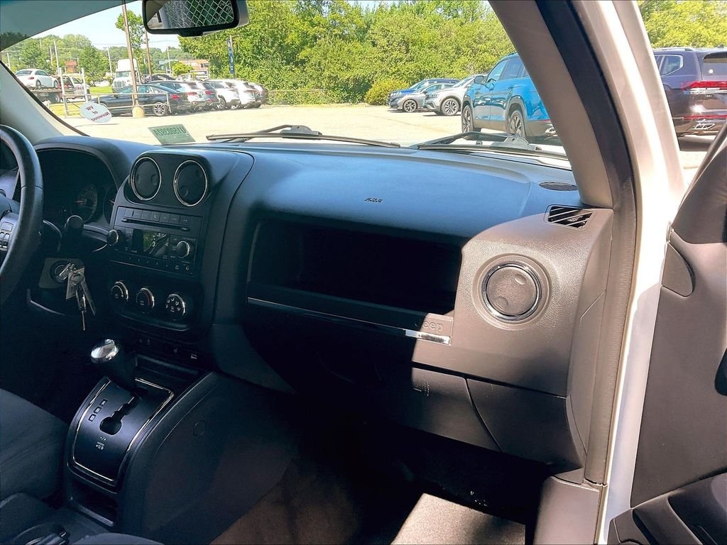 Used 2014 White Jeep Latitude image 13