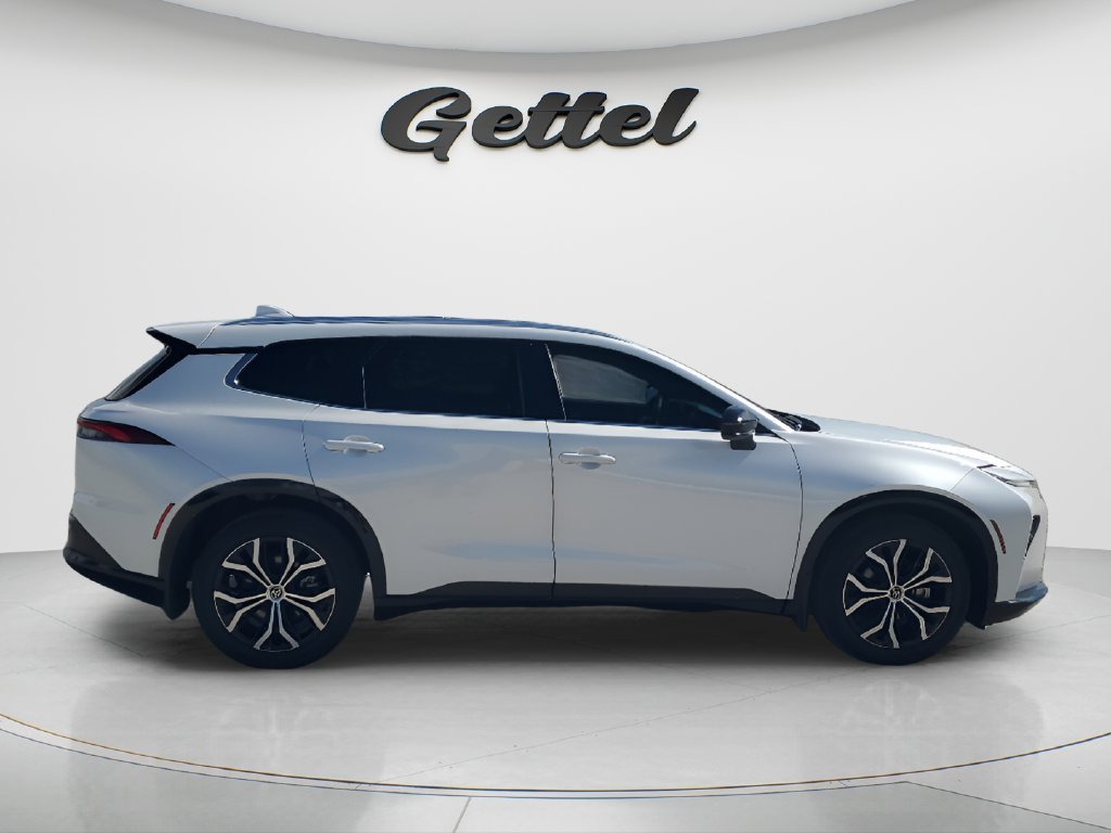 Used 2025 White Toyota XLE image 4