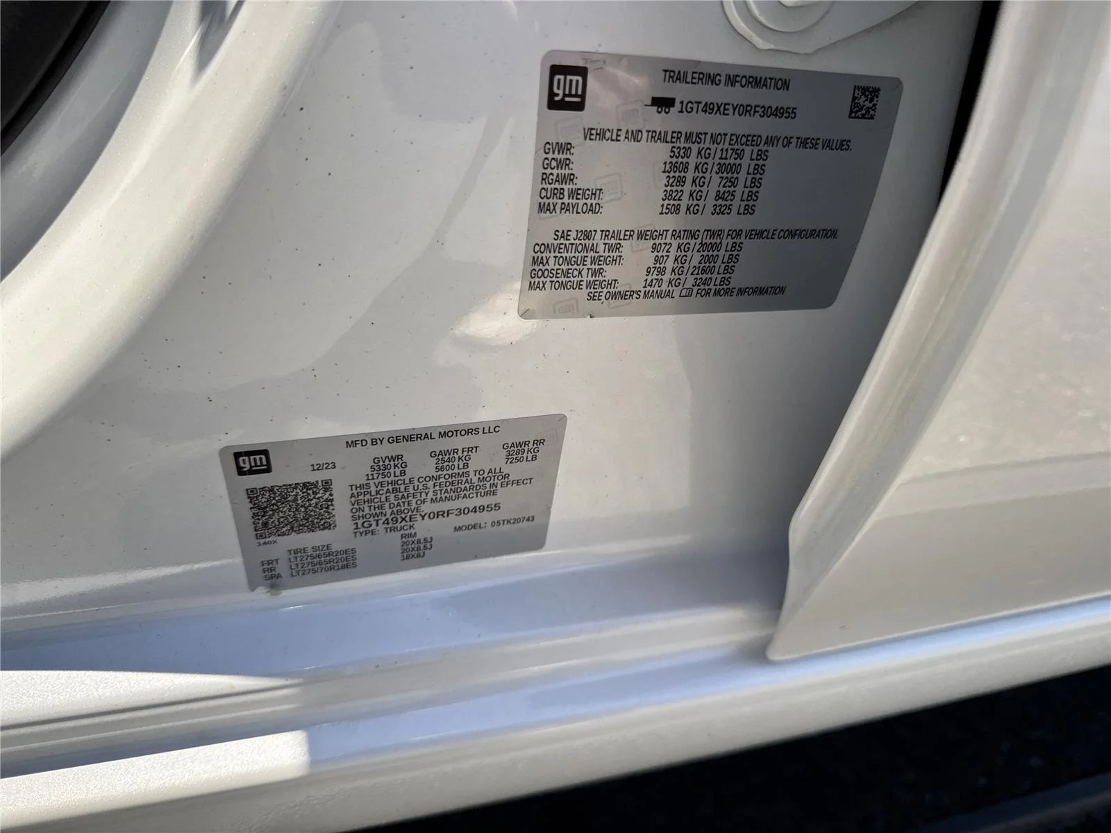 Used 2024 White Frost Tricoat GMC Denali Ultimate image 40