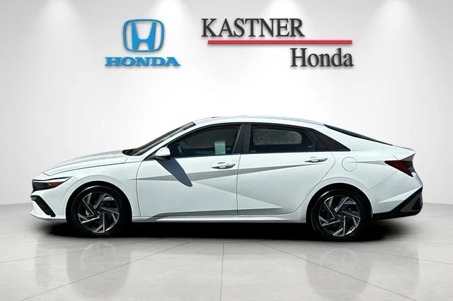 Used 2025 White Hyundai SEL Convenience image 8