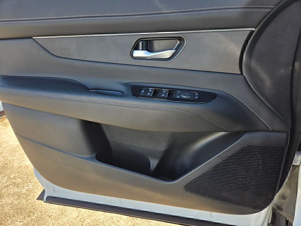 Used 2025 White Pearl Nissan SV image 21