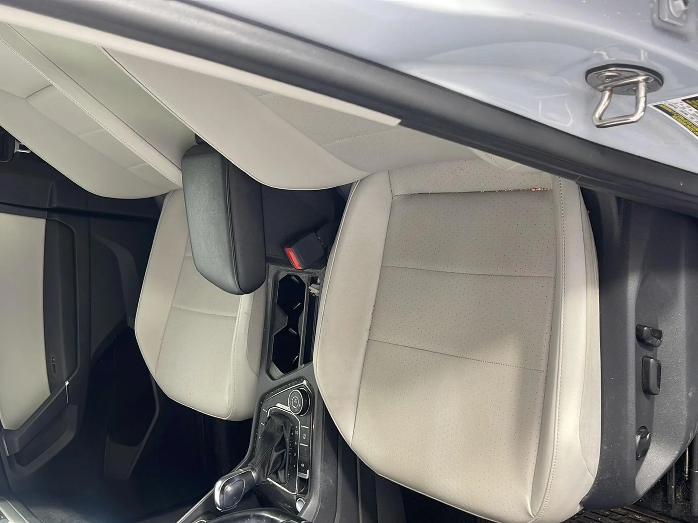 Used 2018 White Silver Metallic Volkswagen SE image 12