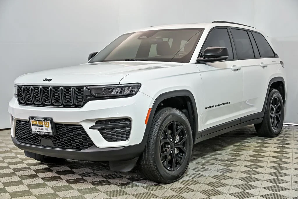 Used 2024 White Jeep Altitude X image 5