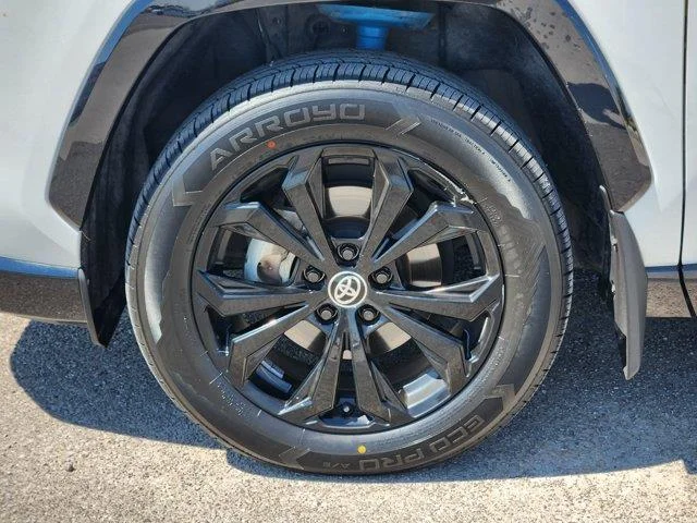 Used 2024 Wind Chill Pear Toyota SE image 9