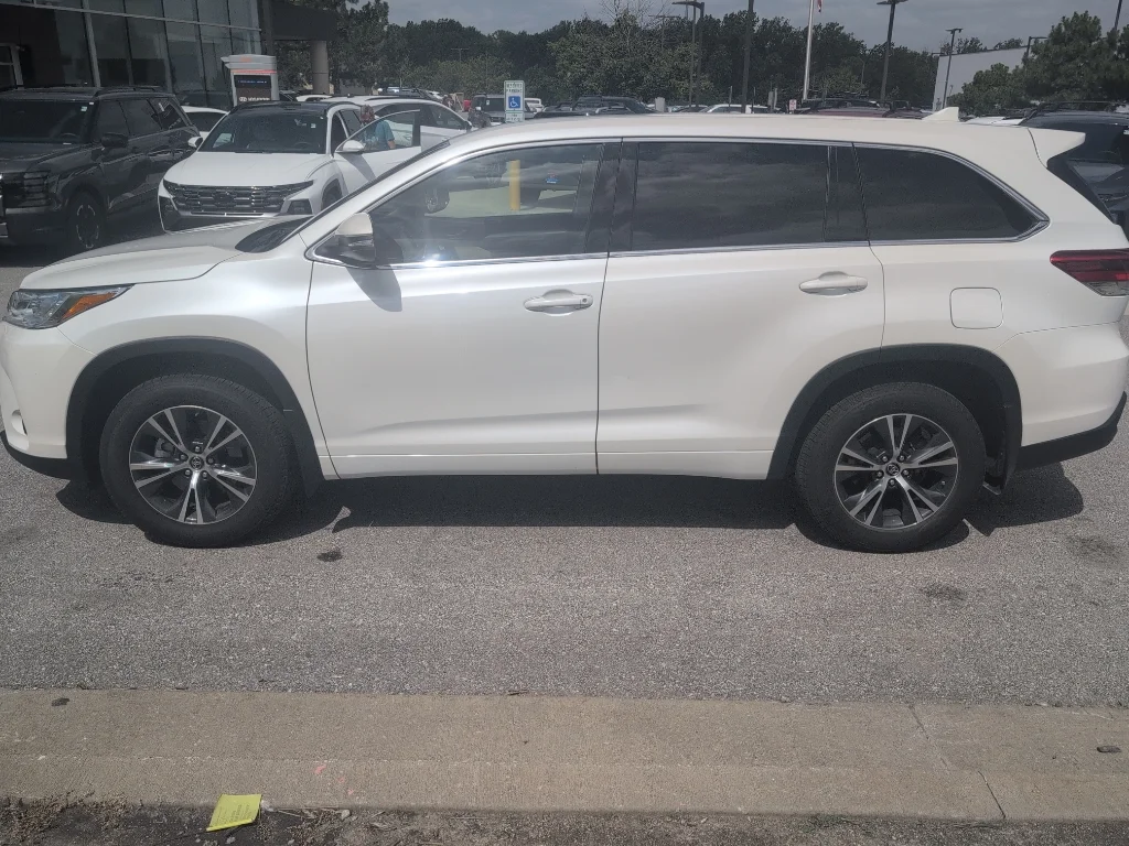 Used 2017 White Toyota LE image 3