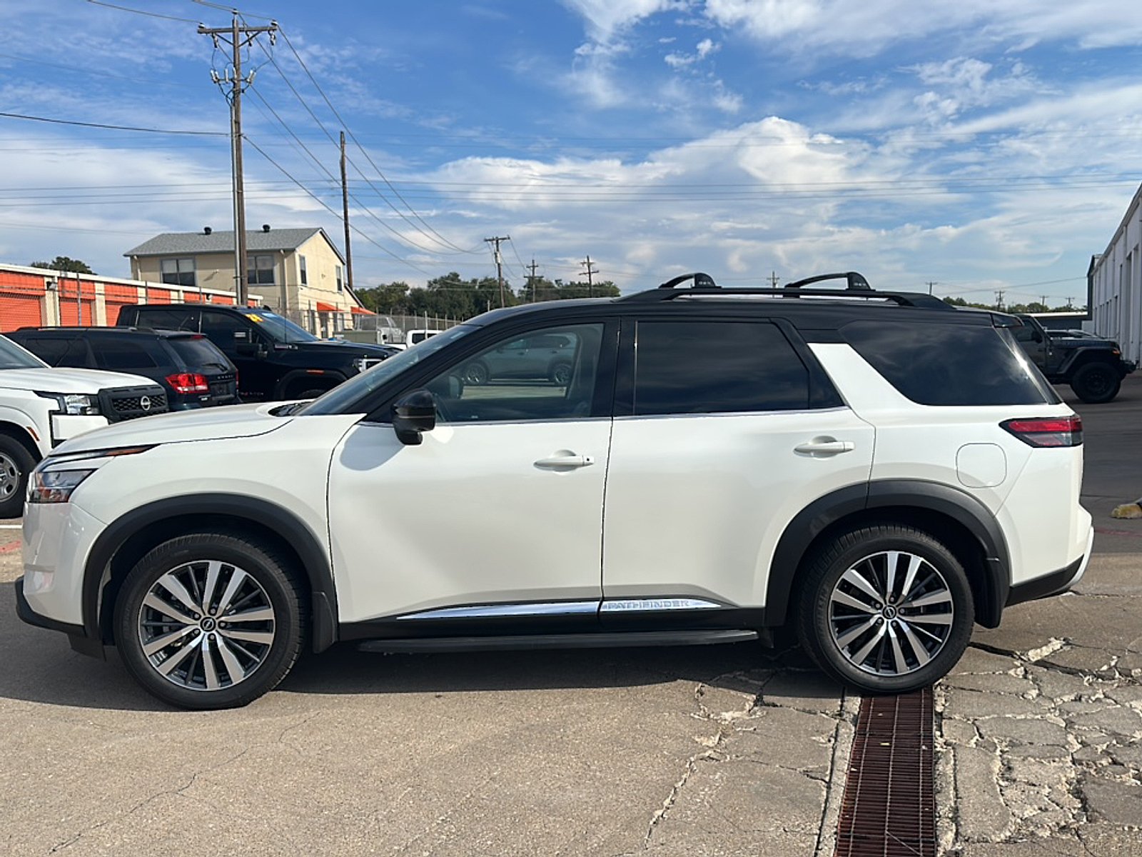 2022 Nissan Pathfinder Platinum photo 2