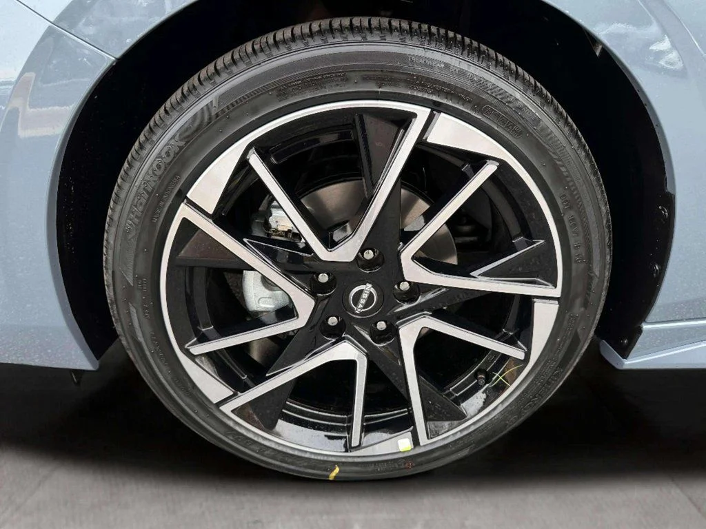 New 2025 Two-tone Atlantic Gray Metallic / Super Black Nissan SR image 12