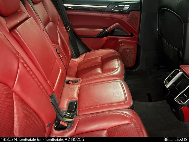 Used 2018  Porsche Base image 16