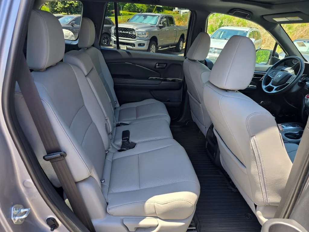 Used 2023 Silver Honda EX-L image 29
