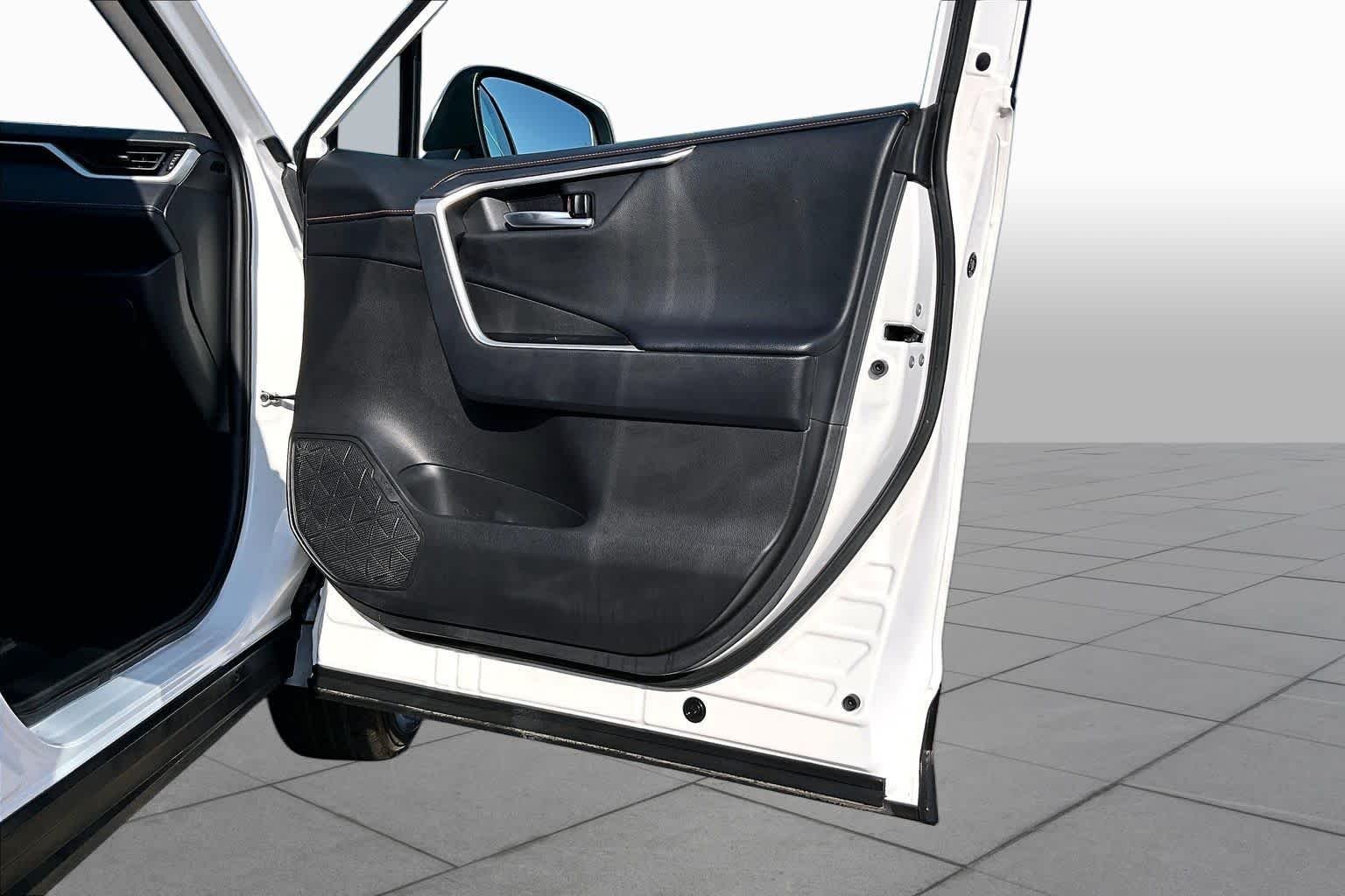 Used 2025 Ice Cap Toyota Hybrid XLE image 22