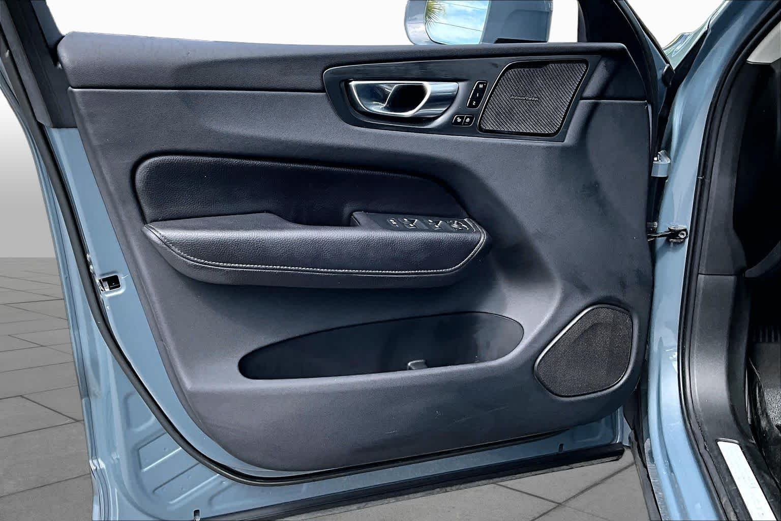 Used 2022 Thunder Grey Metallic Volvo Momentum image 22
