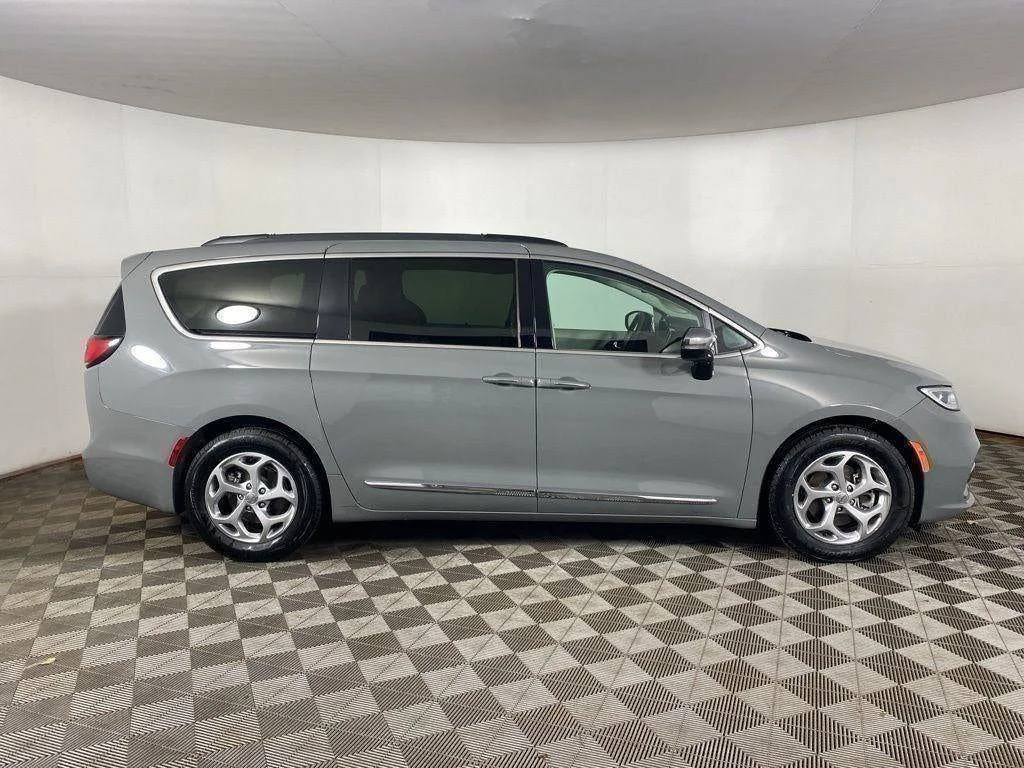 Used 2023 Ceramic Gray Clearcoat Chrysler Limited image 8