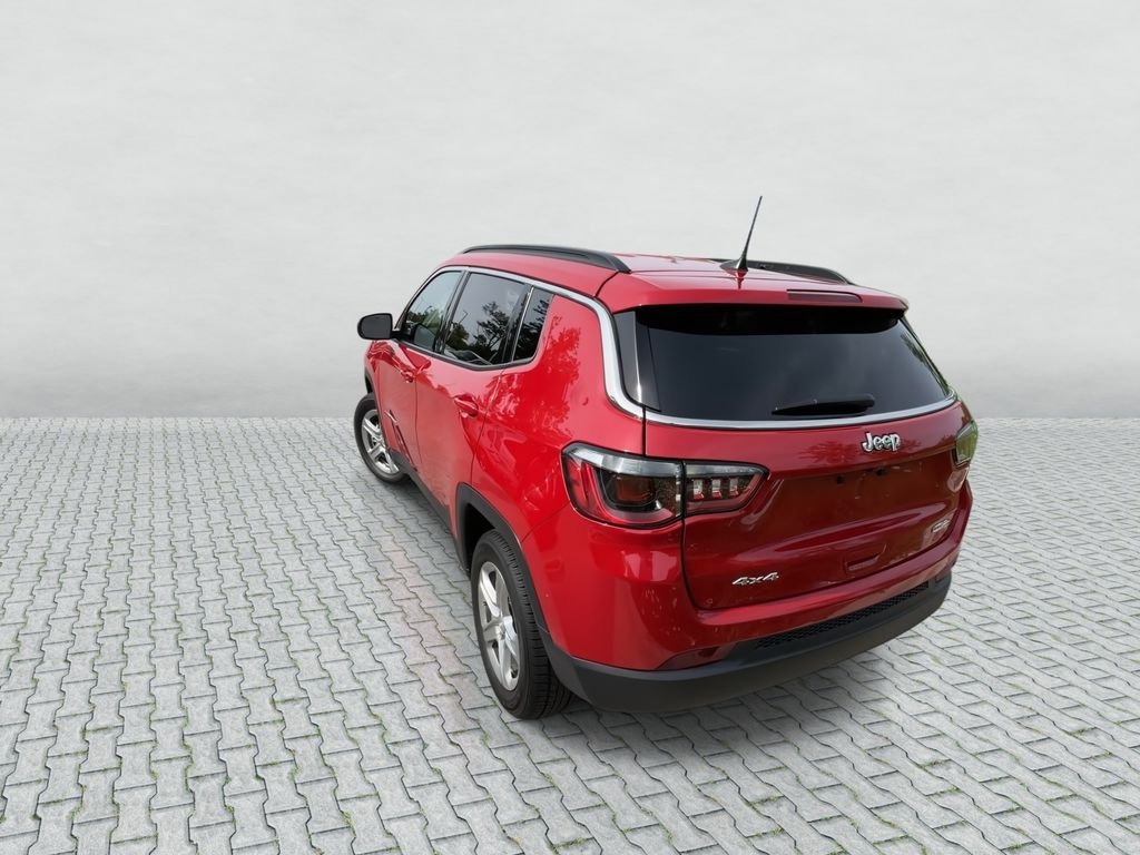 Used 2024  Jeep Latitude image 6