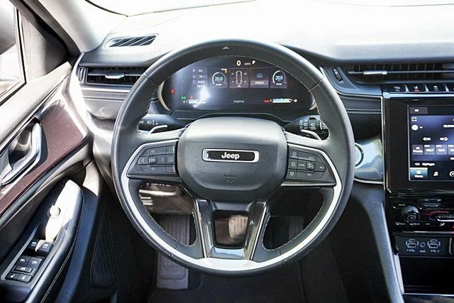 Used 2023 Silver Jeep Laredo image 19