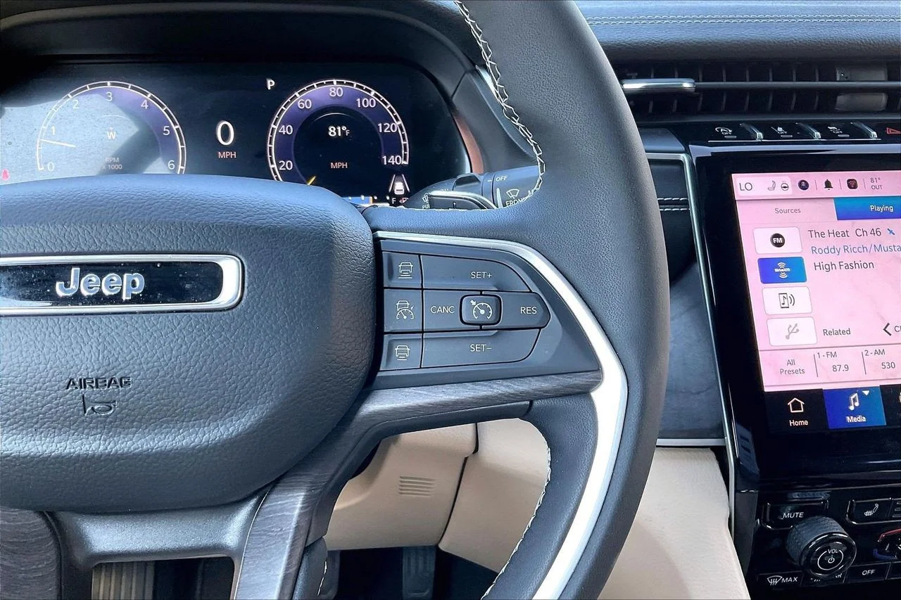 Certified Used 2023  Jeep Limited image 32