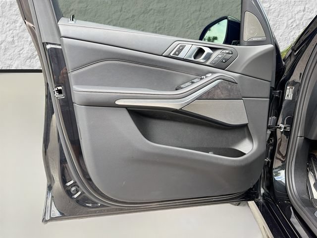 Used 2024 Black Sapphire Metallic BMW xDrive40i image 24