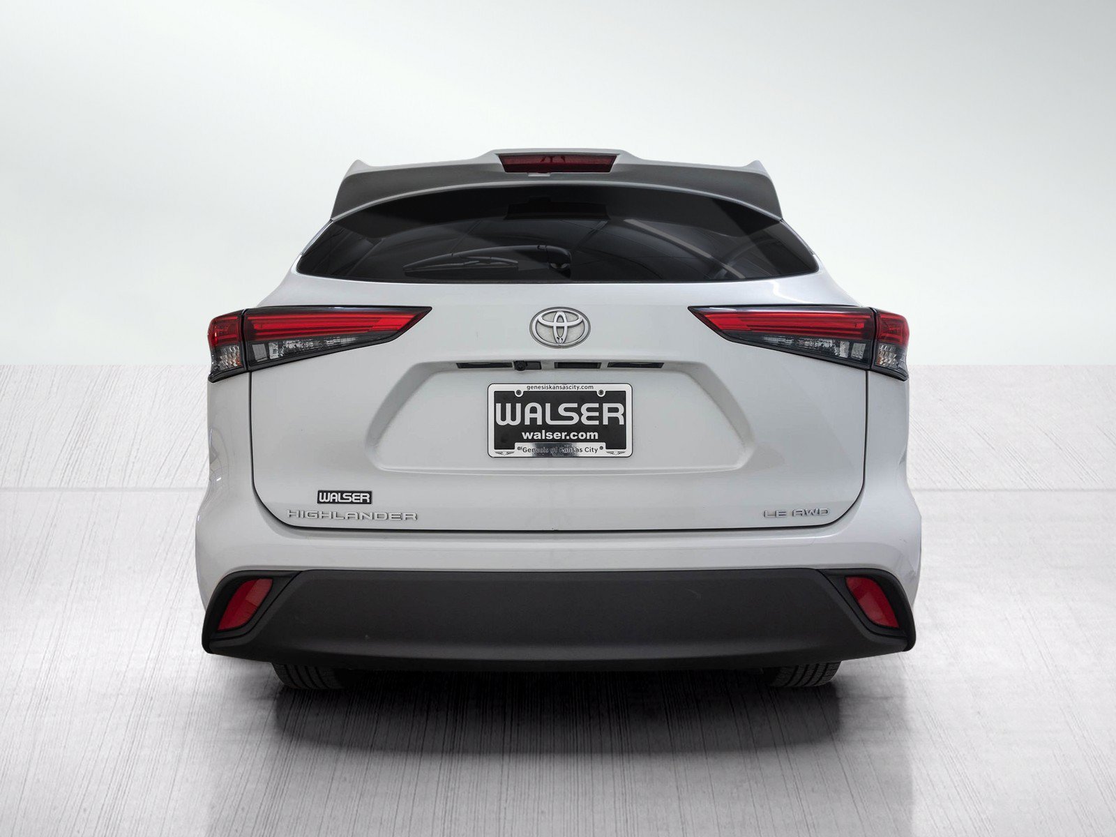 Used 2022 Pearl Toyota LE image 4