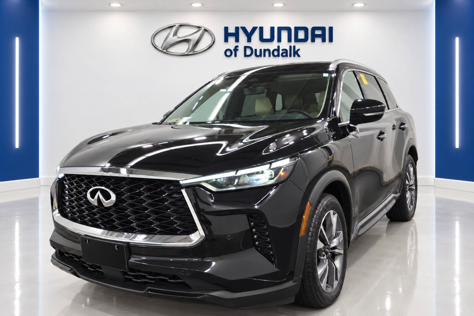 Used 2024 Black INFINITI LUXE image 3