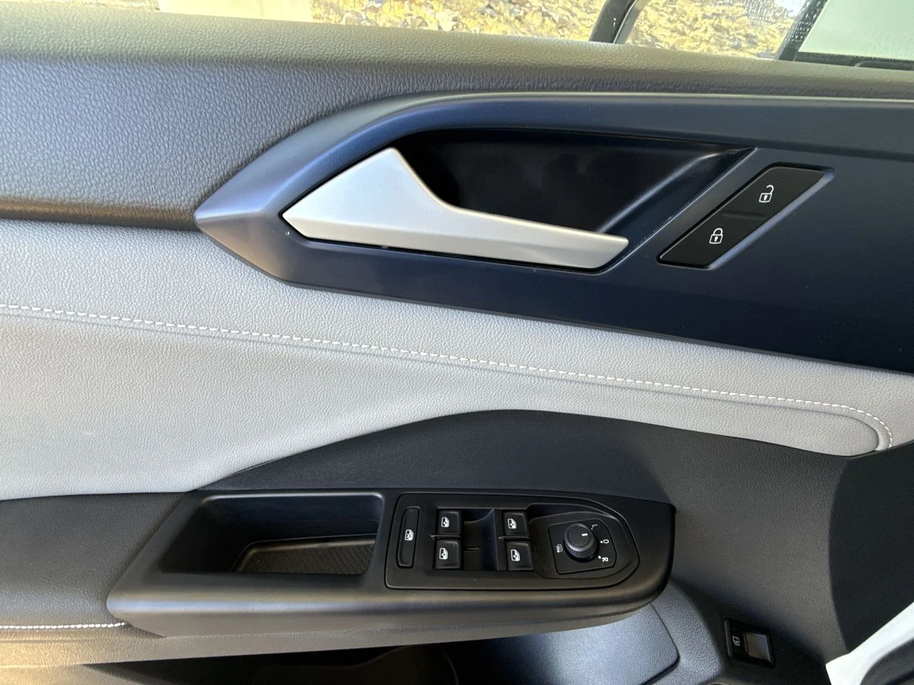 Used 2024 Pure White Volkswagen SE w/ Sunroof image 23