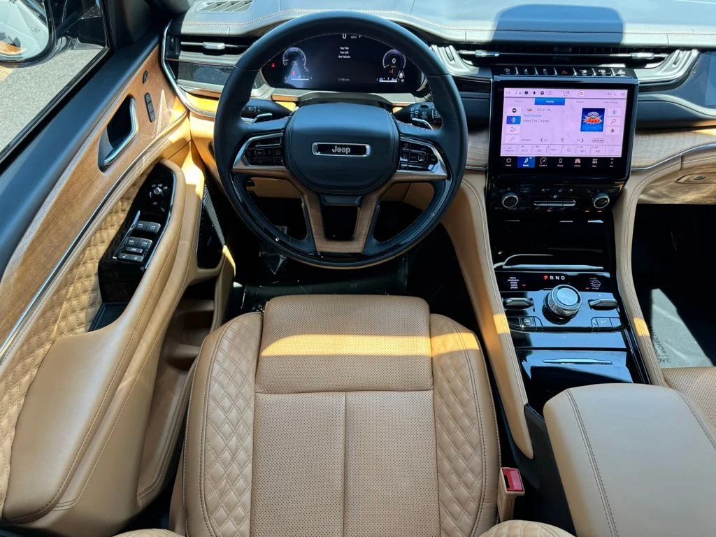 Used 2025 White Jeep Summit image 17