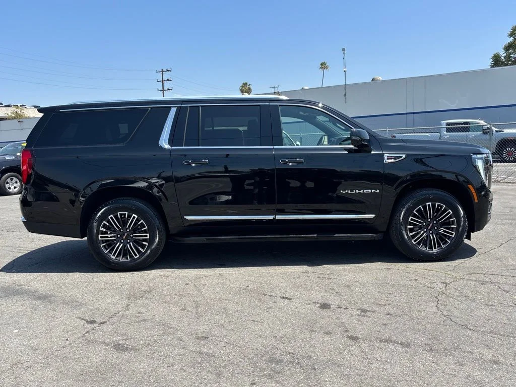 Used 2025 Onyx Black GMC Elevation image 2