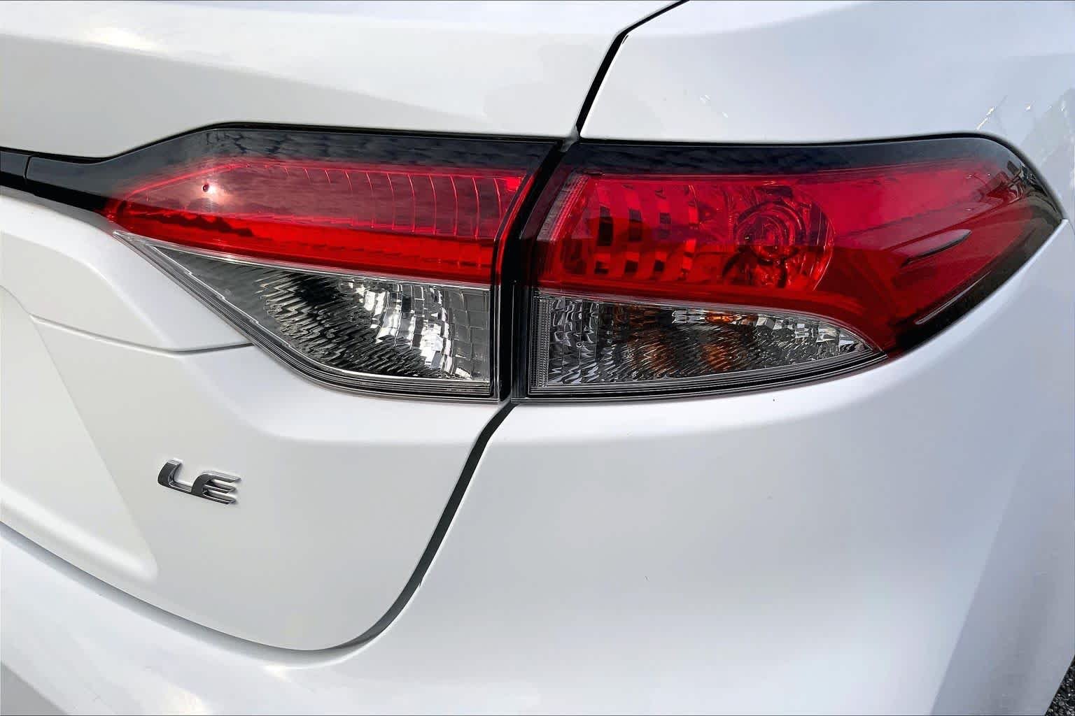 Used 2024 Ice Cap Toyota LE image 30