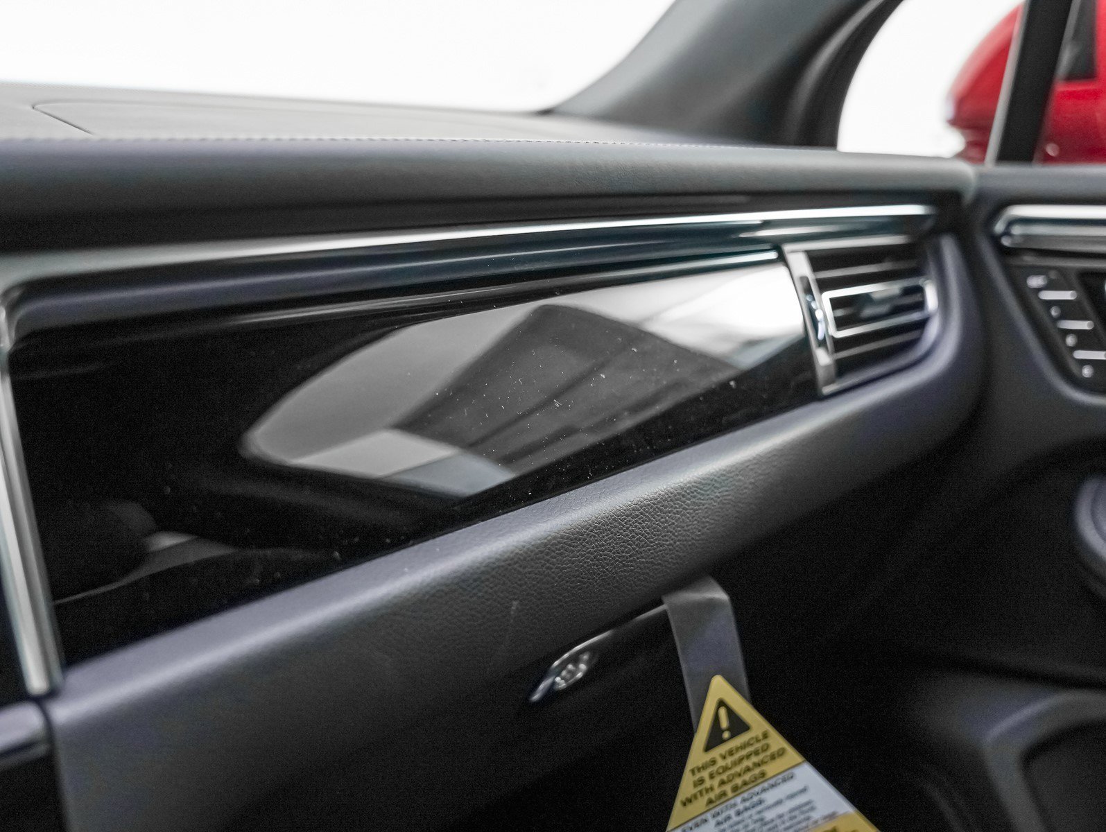 2025 Porsche Macan - Photo 25