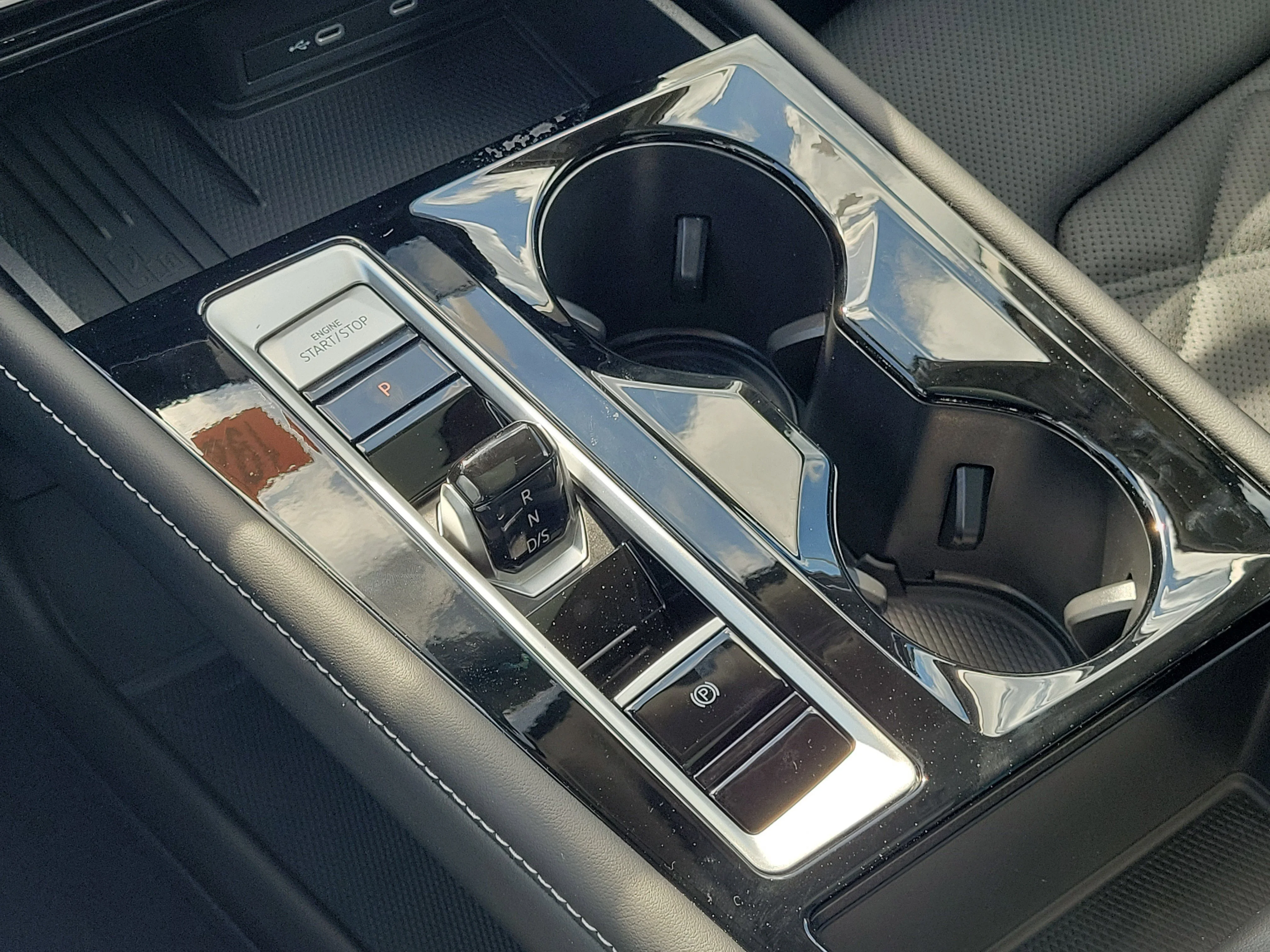 New 2026 White Volkswagen SE w/Technology image 25