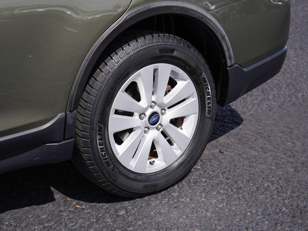 Used 2015 Wilderness Green Metallic Subaru 2.5i Premium image 9