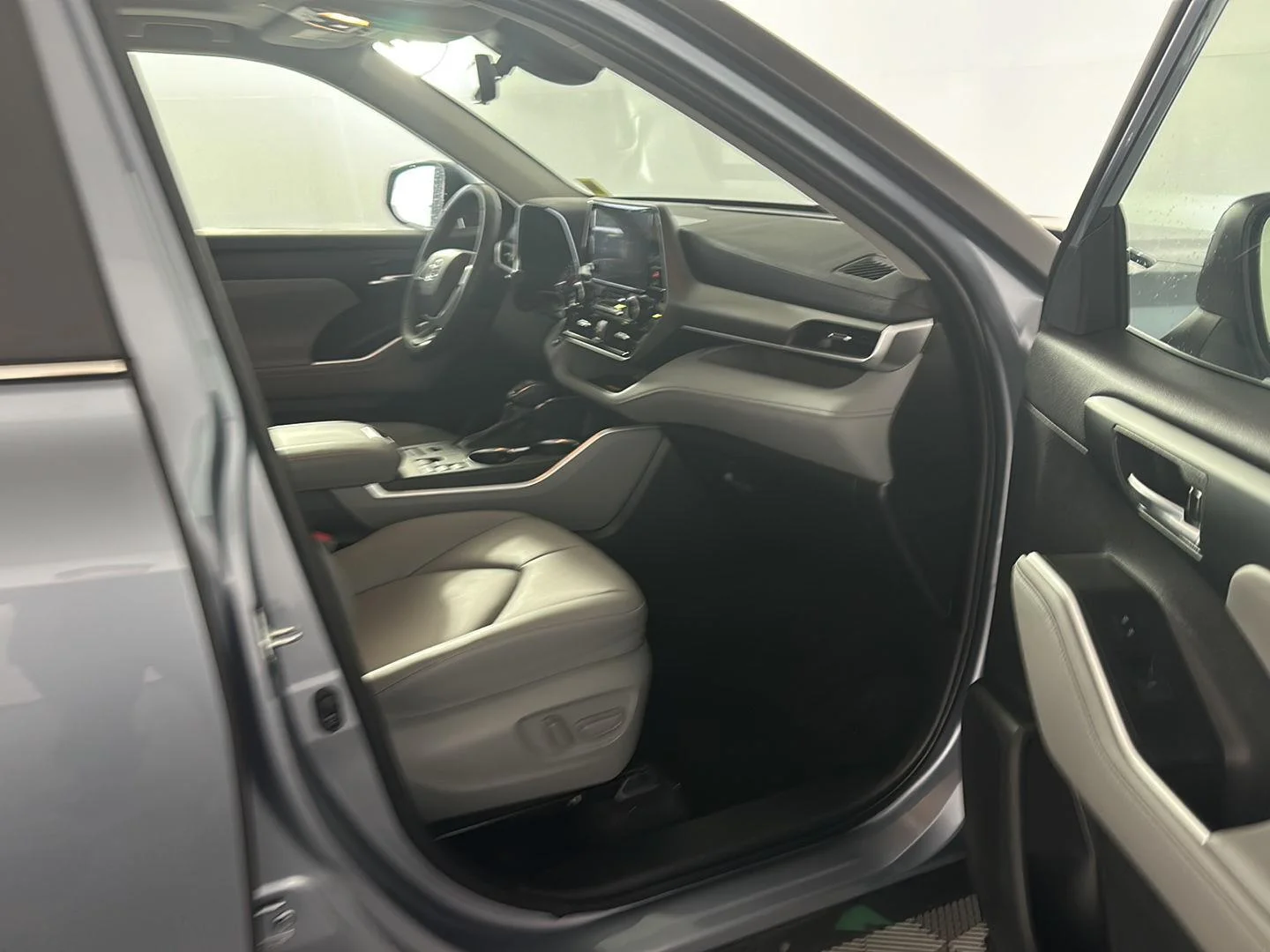 Used 2023 Moon Dust Toyota XLE image 25