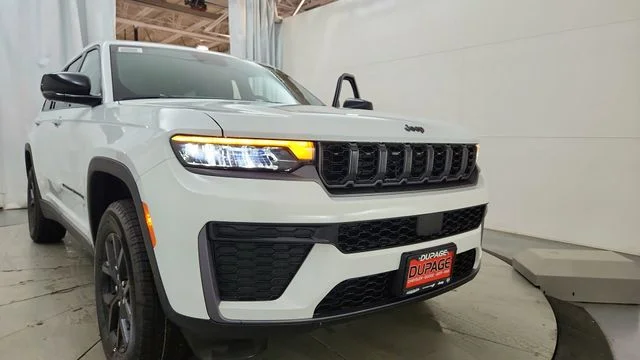 New 2026 Bright White Clear-Coat Exterior Paint Jeep Altitude image 16