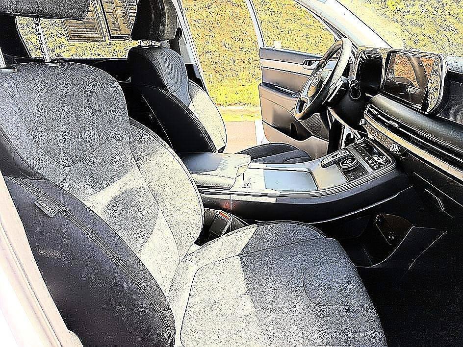 Used 2025 Hyper White Hyundai SE image 19