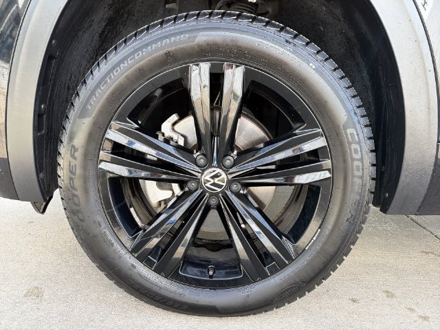 Used 2023  Volkswagen 3.6L V6 SEL R-Line image 18