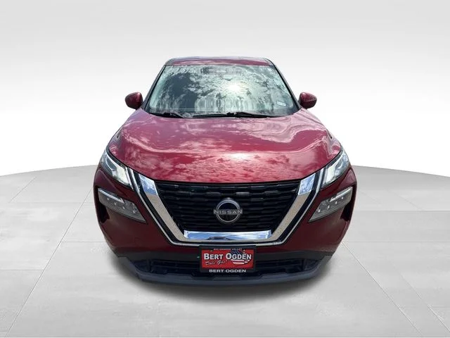 Used 2023 Red Nissan SV image 2