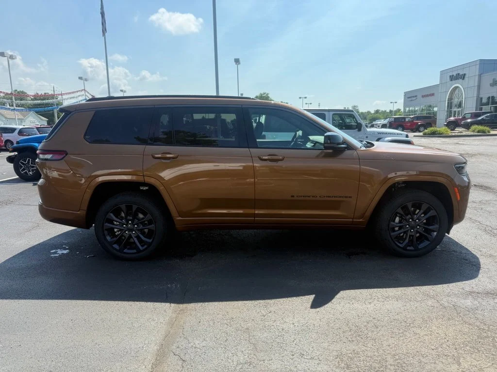 New 2026 Copper Shino Metallic Clear-Coat Exterior Paint Jeep Limited Reserve image 2