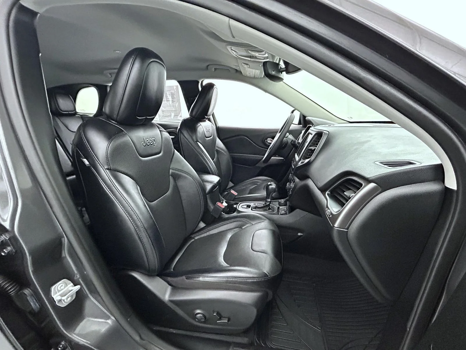 Used 2022 Gray Jeep Latitude Lux image 15
