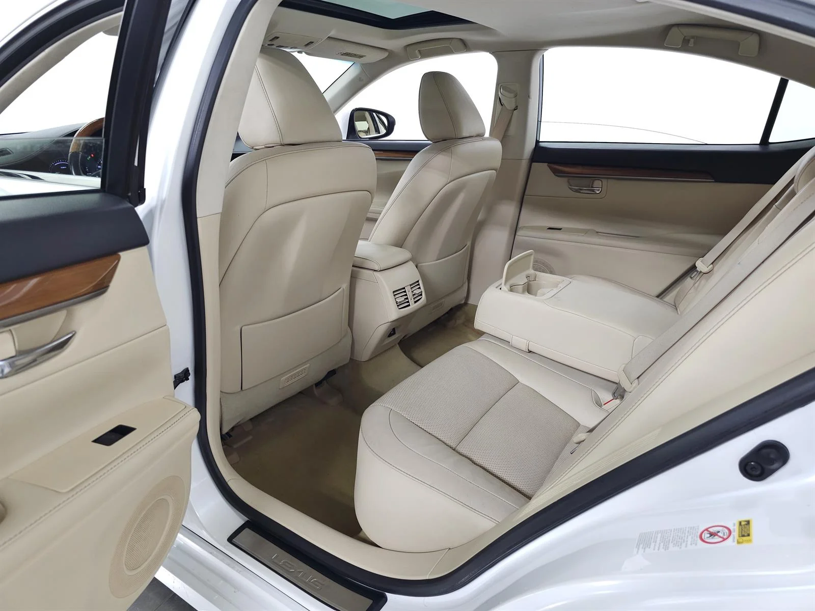 Used 2014 White Lexus  image 28