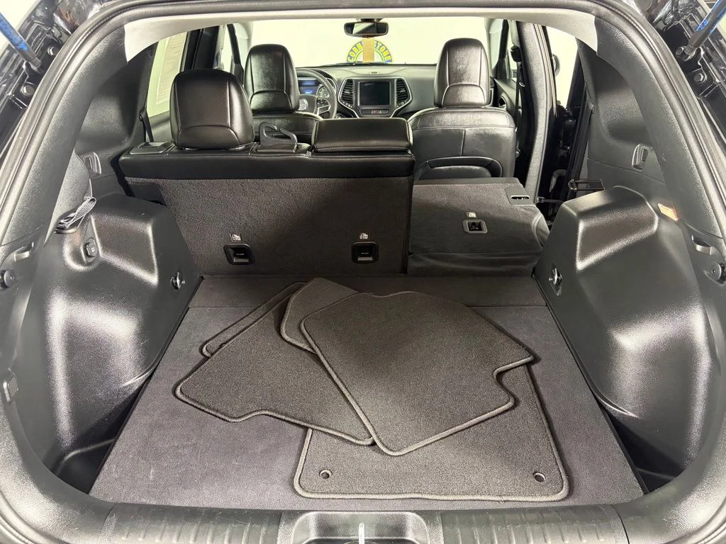 Used 2022 Black Jeep Latitude Lux image 22