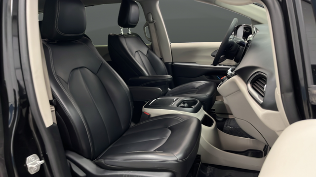 Used 2024 Brilliant Black Crystal Pearlcoat Chrysler Touring L image 23